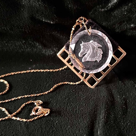 HORSE HEAD ETCHED IN CRYSTAL NECKLACE, ON VELVET SQUARE ON GOLD TONE SQUARE, - Picture 2 of 2